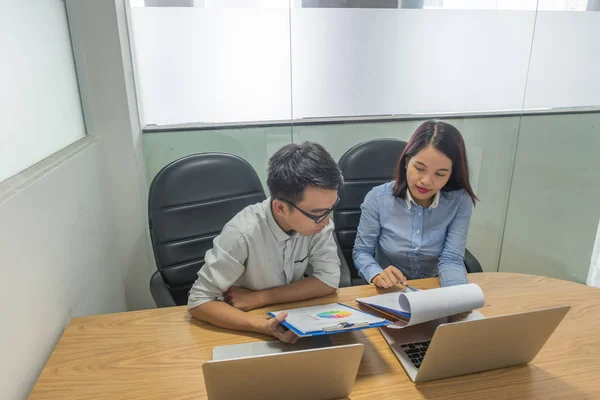 Jóvenes empleados explican sobre el informe financiero — Foto de Stock