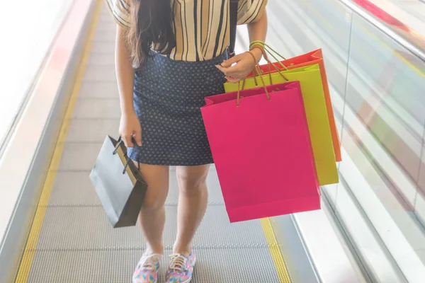 Young girl holding colorful shopping bags — 스톡 사진
