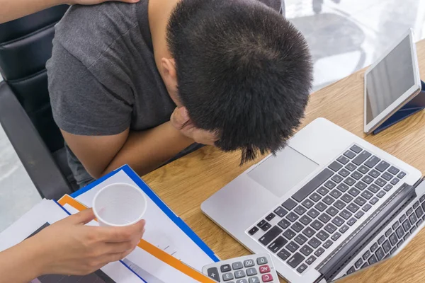 年轻的生意人在办公室感到头疼 — 图库照片