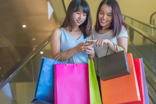 Young girls checking shopping online deal — 스톡 사진