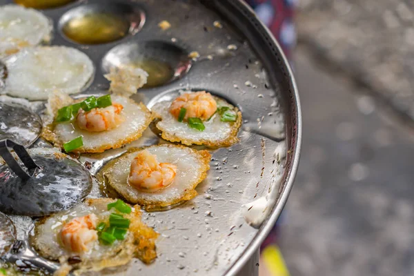 Mini frittella di gamberetti fritti vietnamiti Banh Khot Vung Tau — Foto Stock