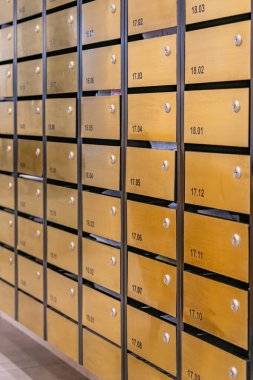 Apartman binasının posta odasında metal posta kutusu dizisi