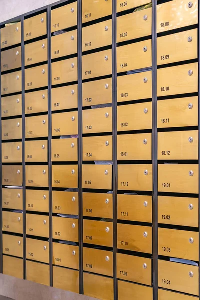 公寓楼邮务室的一排排信件信箱 — 图库照片