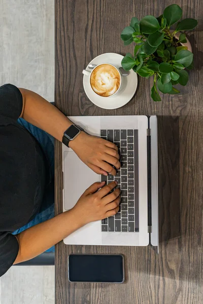 Vista superior de la foto de la mano humana que escribe el ordenador portátil en coffeeshop — Foto de Stock