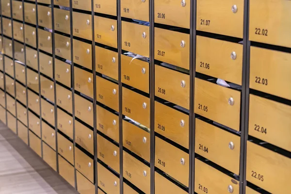 共管大厦邮务室内成排的金属邮筒 — 图库照片
