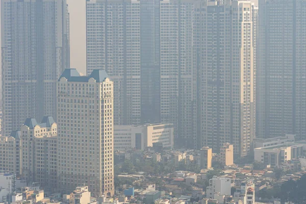 Endüstriyel şehirde sisli gökyüzü olan yüksek binalar — Stok fotoğraf