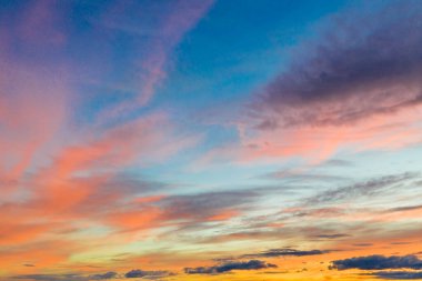 Mavi gökyüzü ve turuncu bulut yaz günbatımında 
