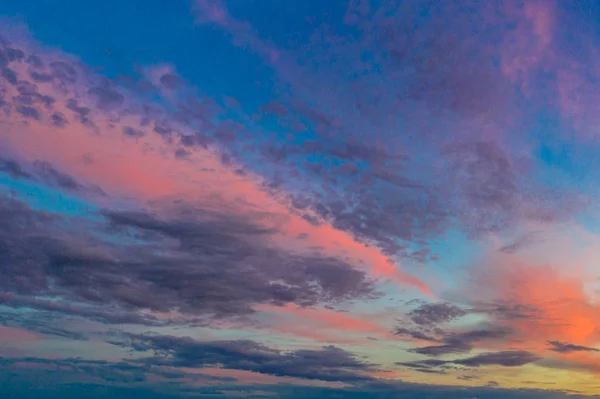 Cielo azul idílico y nube naranja al atardecer en verano —  Fotos de Stock