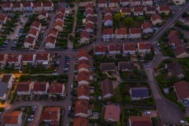 Alacakaranlıktaki konut ve caddenin havadan görünüşü