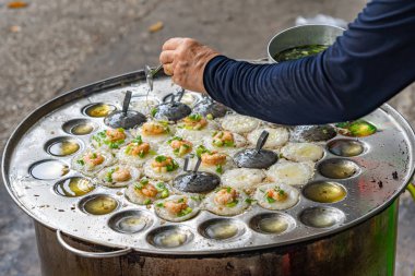 Hawker Vietnam usulü cızırdayan küçük karidesli krep yapıyor.
