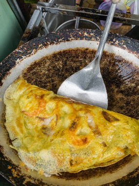 Domuz eti ve karidesle doldurulmuş Vietnam usulü kızarmış krep.