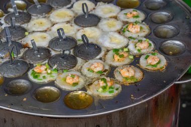 Tavada cızırdayan karides gözlemesi. Banh Khot, Vietnam mutfağı.