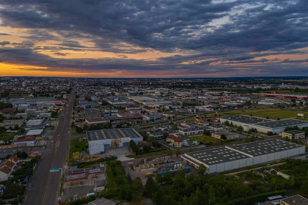 Paesaggio aereo della città di Digione sotto il tramonto estivo cielo notturno — Foto Stock
