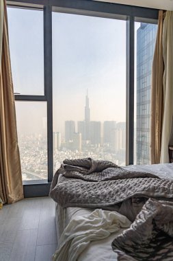 Kirli şehir manzarası bir apartmanın yatak odalarının penceresinden 