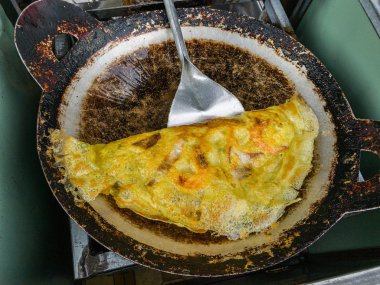 Banh Xeo- Vietnam usulü domuz eti ve karidesle doldurulmuş gözleme.