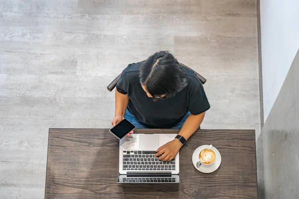 Mujer usando teléfono inteligente y portátil en la cafetería minimalismo — Foto de Stock