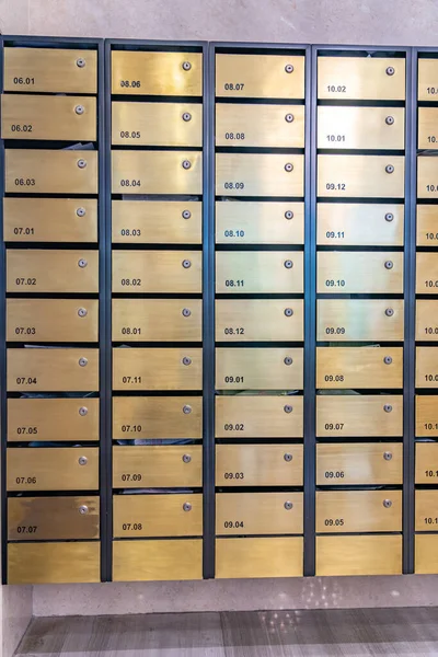 Array caixa de correio metálica no lobby do edifício do condomínio — Fotografia de Stock