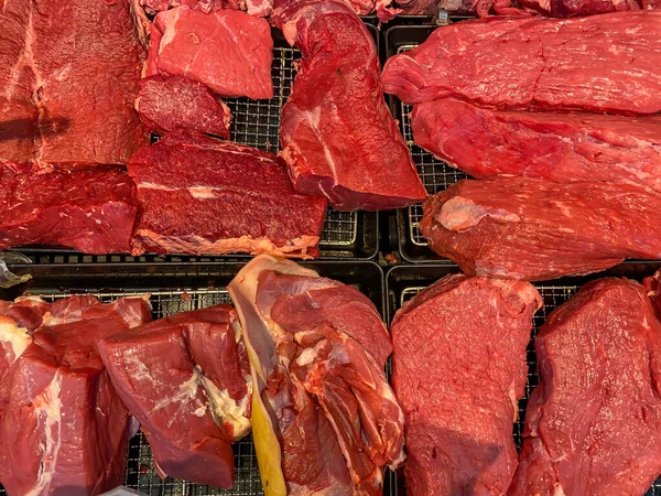 Carne di manzo fresca assortita in vendita in macelleria — Foto Stock