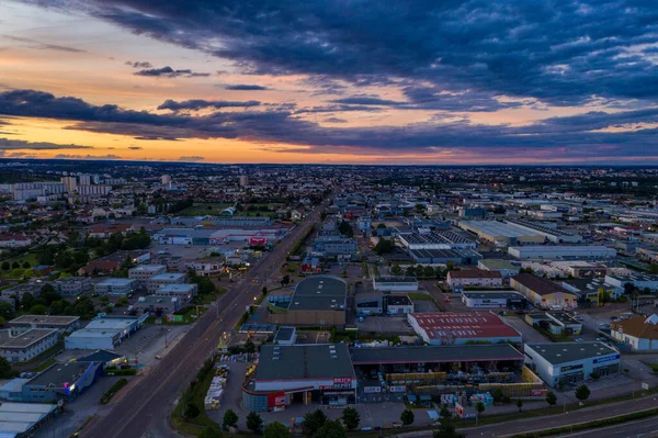 Dijon stad stadsgezicht onder kleurrijke avond vallen zomer hemel — Stockfoto