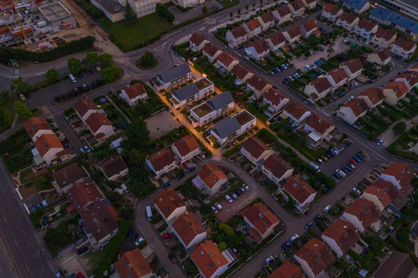 Вид с воздуха на жилые дома и улицу в городе Дижон — стоковое фото
