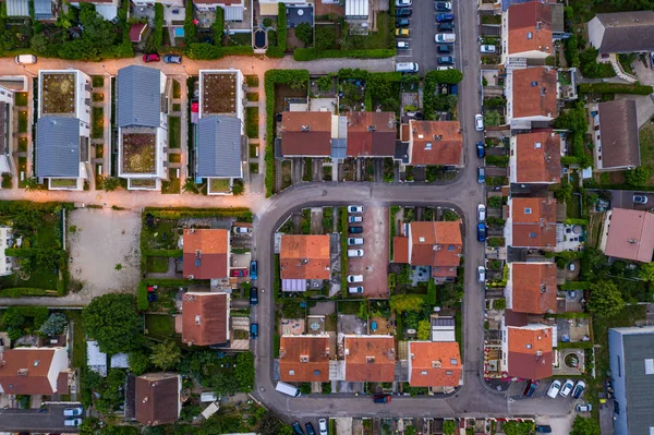 Вид с воздуха на жилой поселок Дижон с домами и улицей — стоковое фото