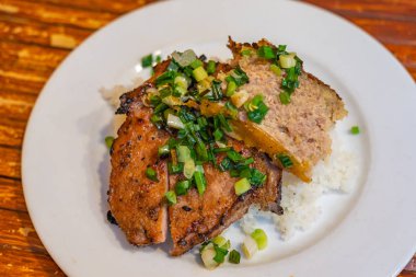 Ünlü, geleneksel Vietnam mutfağı - Com Tam kırık pirinç