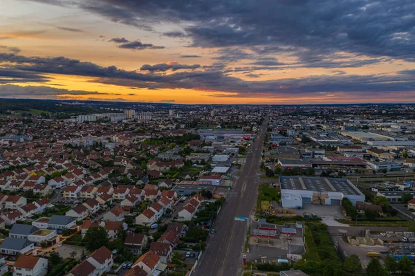 Veduta aerea della città di Digione sotto il cielo arancione del tramonto — Foto Stock
