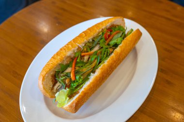 Çıtır tavuk sandviçi. Vietnam restoranında Banh Mi.