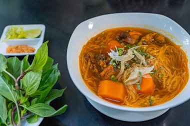 Vietnam usulü biftek pilavlı şehriye ve havuçlu Bo Kho.