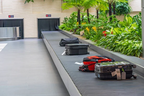 Valigia o bagaglio su nastro trasportatore al ritiro bagagli dell'aeroporto — Foto Stock
