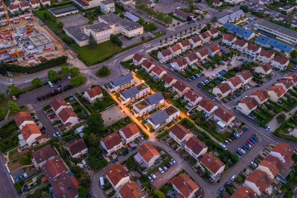 Вид с воздуха на жилые дома и улицу Дижона — стоковое фото