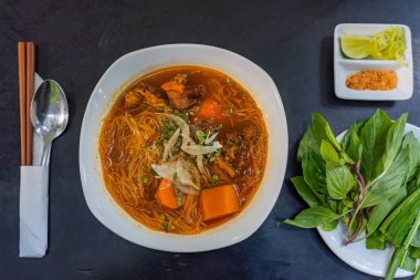 Vietnam usulü biftek, pirinçli erişte, fesleğenle servis ediliyor.