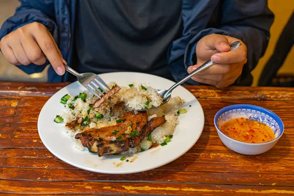 Turis wanita makan nasi daging babi panggang tradisional Vietnam — Stok Foto