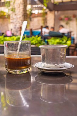 Damlayan filtresi olan Vietnam kahvesi Ca Phe Sua