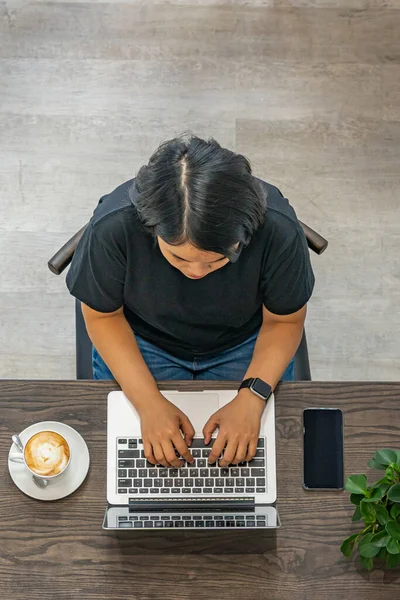 Vista aérea de la foto de la mujer asiática escribiendo portátil en coffeeshop — Foto de Stock