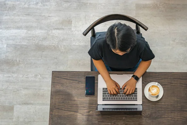 Vista superior de la foto de la mujer freelancer escribir portátil en coffeeshop — Foto de Stock
