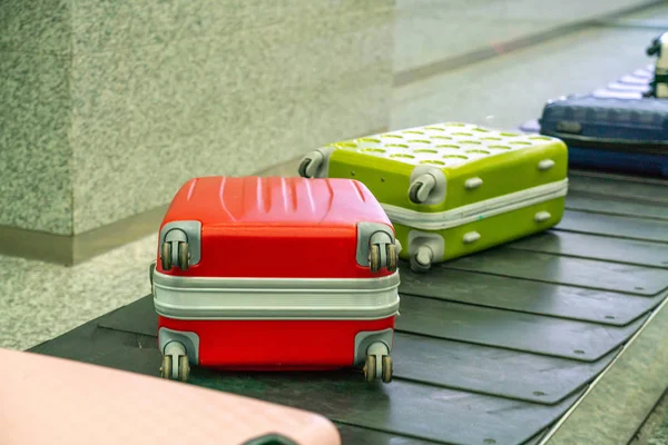 Mala de viagem colorida no aeroporto internacional — Fotografia de Stock