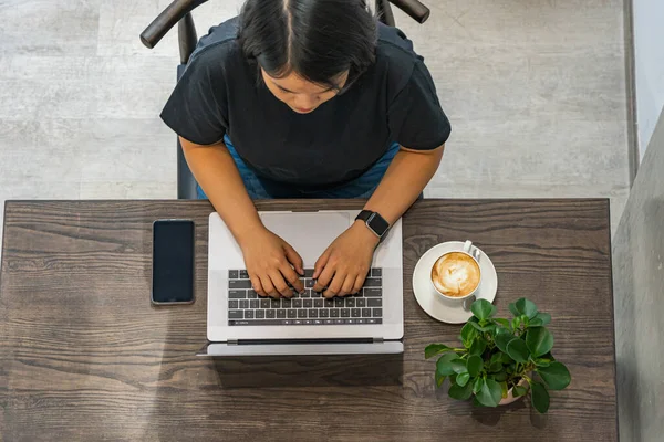 Arriba ver la foto de la mujer escribiendo portátil en la cafetería — Foto de Stock