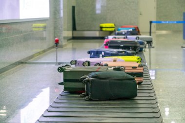 Uluslararası Havalimanı 'ndaki bagaj teslim bandındaki bavullar