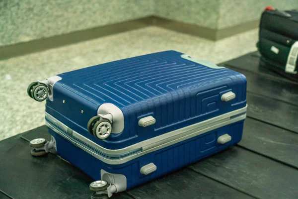 Μία βαλίτσα στο καρουζέλ αποσκευών στην αίθουσα αφίξεων του διεθνούς αεροδρομίου — Φωτογραφία Αρχείου