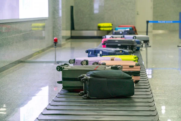 Βαλίτσες στον ιμάντα μεταφοράς αποσκευών στο Διεθνές Αεροδρόμιο — Φωτογραφία Αρχείου