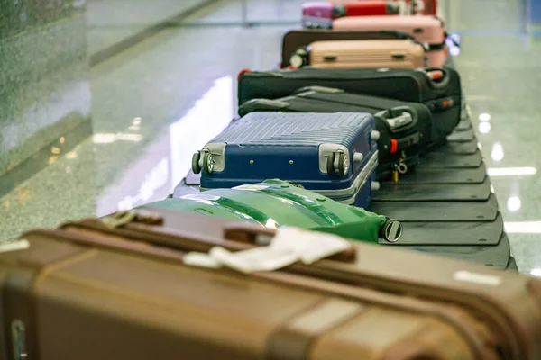 Valigia e bagaglio in fila nell'aeroporto internazionale — Foto Stock