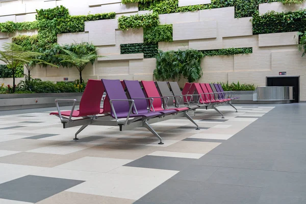 Prázdné řady čekacích židlí na letišti Changi — Stock fotografie
