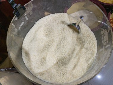 Asya süpermarketinde pişmemiş beyaz pirinç satılıyor.