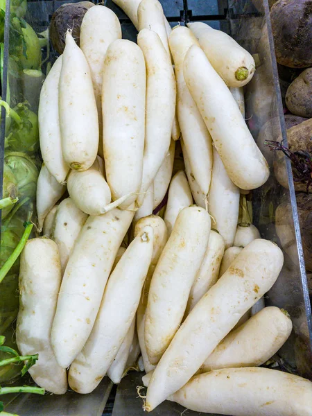 Pila de rábano blanco para la venta en tienda de comestibles asiáticos — Foto de Stock