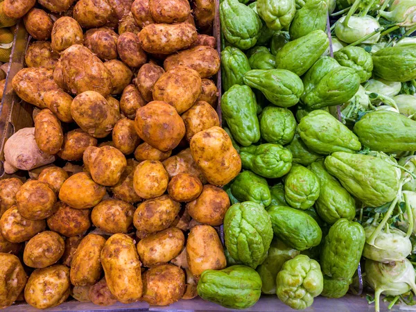 食料品店での販売のためのシャイテとジャガイモの山 — ストック写真