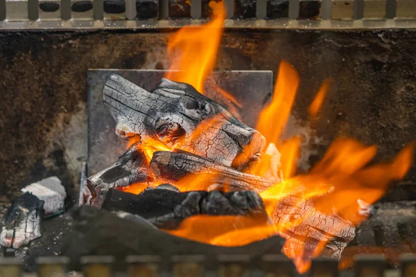 Feu lumineux et flamboyant sur poêle à charbon barbecue — Photo