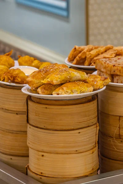 Crispy fried dumpling and bamboo steamer boxes in dimsum restaurant — Stock Photo, Image