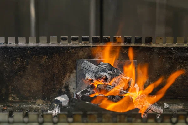 Feu chaud sur la machine à griller au charbon de bois dans le restaurant — Photo