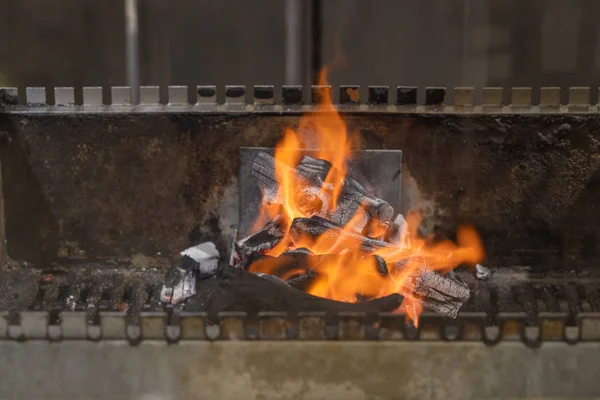 Feu brûlant chaud sur poêle à charbon de bois dans la cuisine des restaurants — Photo
